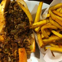 รูปภาพถ่ายที่ Steak &amp; Fries South Philly โดย Caner D. เมื่อ 6/24/2012