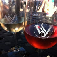 รูปภาพถ่ายที่ Wine Steals โดย Julie B. เมื่อ 6/30/2012