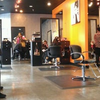 3/31/2012 tarihinde Long-long L.ziyaretçi tarafından Tangerine Hair Studio'de çekilen fotoğraf