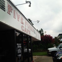 Foto tomada en Five Forks Cafe  por Chasity el 8/24/2012