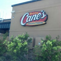 รูปภาพถ่ายที่ Raising Cane&amp;#39;s Chicken Fingers โดย LeeAnne S. เมื่อ 9/1/2012