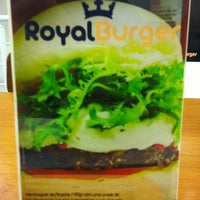 รูปภาพถ่ายที่ Royal Burger โดย Marcello B. เมื่อ 3/31/2012