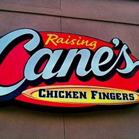 รูปภาพถ่ายที่ Raising Cane&amp;#39;s Chicken Fingers โดย Chip K. เมื่อ 4/27/2012