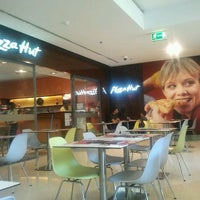 Foto diambil di Pizza Hut oleh Fernando T. pada 10/30/2011
