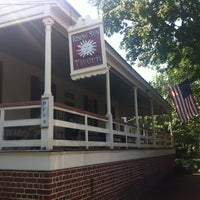7/28/2012 tarihinde Jake C.ziyaretçi tarafından Rising Sun Tavern'de çekilen fotoğraf