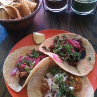 รูปภาพถ่ายที่ La Lucha - Tacos &amp;amp; Boutique โดย Wayne S. เมื่อ 3/9/2012