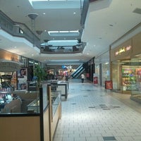 Foto tirada no(a) Eastridge Mall por Russell D. em 1/9/2012