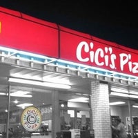รูปภาพถ่ายที่ Cicis โดย Slices H. เมื่อ 12/13/2011