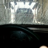 Photo prise au The Bubble Bath Car Wash par carolina&amp;quot;sweetless&amp;quot; q. le1/7/2012