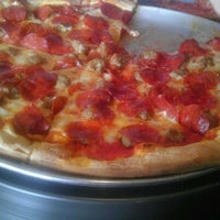 รูปภาพถ่ายที่ Christianos Pizza โดย Lindsay G. เมื่อ 4/2/2012