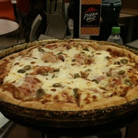 Photo taken at Pizza Hut by Thi T. on 6/23/2012