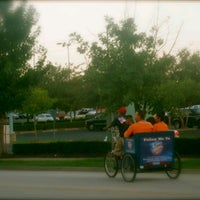 Foto tomada en Lone Star BikeCAB  por Maggie A. el 8/7/2012