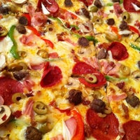 Das Foto wurde bei Pin Pon Papas Y Pizza von Isaac Z. am 4/22/2012 aufgenommen