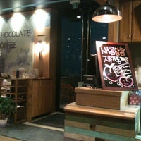 Photo taken at DE CHOCOLATE COFFEE by shin s. on 8/27/2011