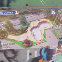 Photo taken at Espace Glisse de la Muette (skatepark) by Neyla on 6/7/2012