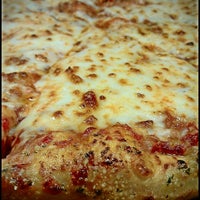Das Foto wurde bei Domino&amp;#39;s Pizza von Domino&amp;#39;s P. am 9/9/2011 aufgenommen