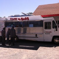 Foto tomada en La Gitana Taco Truck  por Julie L. el 8/16/2011