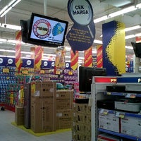 Photo taken at hypermart by Dindin B. on 11/13/2011