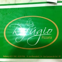 Photo taken at Refúgio Pizzaria by Regina Maura Z. on 5/6/2012