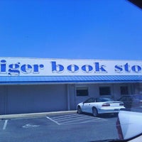 Foto tirada no(a) Tiger Bookstore por Melissa L. em 8/26/2011