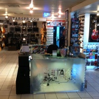Photo taken at Guitars Boutique by Lara on 4/12/2012