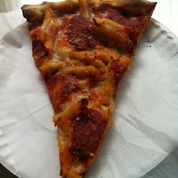 Foto scattata a Primo Pizza 84 da Justin M. il 9/14/2011