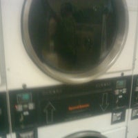 รูปภาพถ่ายที่ The Laundry Lounge โดย Joshua G. เมื่อ 8/13/2011