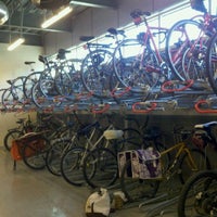 รูปภาพถ่ายที่ The Bicycle Cellar โดย Alex F. เมื่อ 9/26/2011