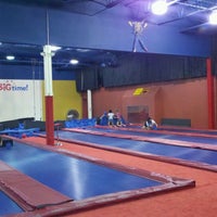 รูปภาพถ่ายที่ Big Time Trampoline Fun Center โดย Clint B. เมื่อ 9/11/2011