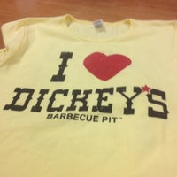 รูปภาพถ่ายที่ Dickey&amp;#39;s Barbecue Pit โดย Harmony M. เมื่อ 1/30/2012