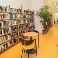 Photo taken at Bücherei Hasengasse by Büchereien Wien on 8/5/2011