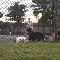 Foto tomada en East Potomac Park Tennis Center  por Mike G. el 9/16/2011