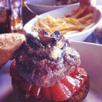 7/15/2012 tarihinde Alexziyaretçi tarafından Burger Nass'de çekilen fotoğraf
