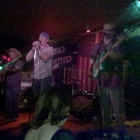 Foto tomada en Treff&#39;s Bar &amp; Grill  por Tyson H. el 9/10/2011