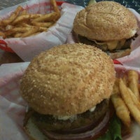 6/23/2011にPaula A.がPearl&amp;#39;s Deluxe Burgersで撮った写真