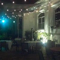 รูปภาพถ่ายที่ Edison Restaurant, Bar &amp;amp; Banquets โดย Amy W. เมื่อ 12/26/2011