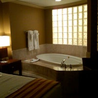 Foto diambil di Turning Stone Hotel oleh Amber C. pada 11/26/2011