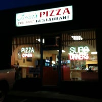 Foto tomada en John&amp;#39;s Pizza  por Jeff C. el 5/14/2011