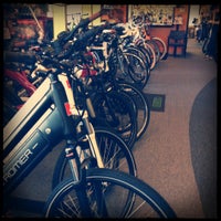 รูปภาพถ่ายที่ Evolve Bikes โดย Daniel J. เมื่อ 11/30/2011