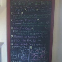 Foto tomada en The Pizza Joint Wood Fire Pies  por Bobbie F. el 6/12/2012