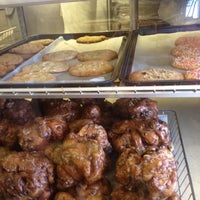 Снимок сделан в Yummies Donuts &amp;amp; BBQ пользователем Kathleen H. 3/18/2012