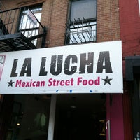 รูปภาพถ่ายที่ La Lucha - Tacos &amp;amp; Boutique โดย Topmics T. เมื่อ 7/2/2012