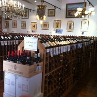 Das Foto wurde bei Bernards wine gallery von Will H. am 7/27/2012 aufgenommen