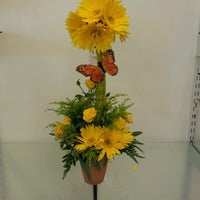 Photo taken at Suzann&amp;#39;s Flowers by Rum Y. on 8/20/2012
