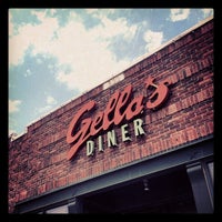 Foto scattata a Gellas Diner &amp;amp; Lb. Brewing Co. da Luke B. il 8/18/2012
