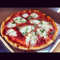 รูปภาพถ่ายที่ Solorzano Bros. Pizza โดย Carlos S. เมื่อ 7/15/2012
