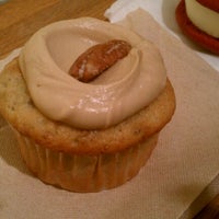 3/3/2012 tarihinde Dee C.ziyaretçi tarafından Butter Lane Cupcakes'de çekilen fotoğraf