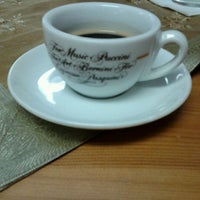 Das Foto wurde bei Coffee Tea And Tulips von Sherry V. am 5/27/2012 aufgenommen