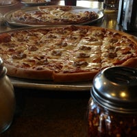 รูปภาพถ่ายที่ Steve&amp;#39;s Pizza โดย Matt S. เมื่อ 5/27/2012
