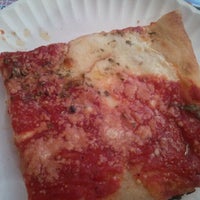 Foto tomada en Marabella Old World Pizza  por Chris D. el 6/24/2011